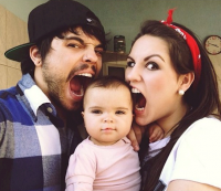 Не удивлюсь, если в реале мелкая держит селфи-палку)))