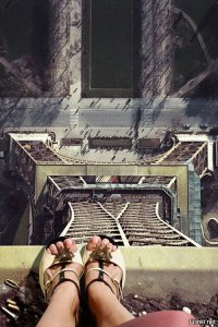 Или это монтаж или на башне столько грязи и окурков. Сомневаюсь. Скорее фото с туфлями сделано на уровне земли...