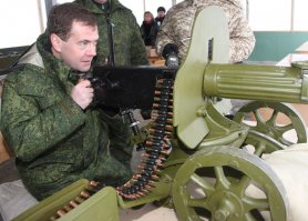 Куда уж тут без Димона! Как он только с пулемётом-то управился? Это ж не селфи в лифте делать :) Хотя, я уверен, просто подержаться дали ;)