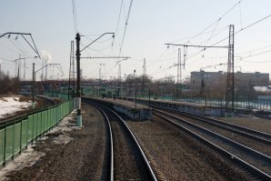 А это на фот платформа 88-й км. города Воскресенск!!! На заднем плане,за мостом, видно здание автобусного вокзала! Так вот как только электричка из столицы приезжает на эту платформу, то тут начинается настоящее шоу "Бегунов с препятствиями"!! И этих лихих людей совсем не останавливает идущий на небольшой скорости товарный состав!!!:)
Пояснение: данный опыт приобретен мною в 90-х, кто знает тот поймет:)