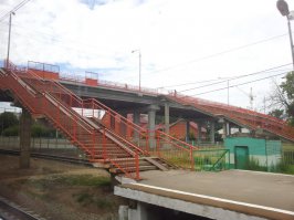 А это на фот платформа 88-й км. города Воскресенск!!! На заднем плане,за мостом, видно здание автобусного вокзала! Так вот как только электричка из столицы приезжает на эту платформу, то тут начинается настоящее шоу "Бегунов с препятствиями"!! И этих лихих людей совсем не останавливает идущий на небольшой скорости товарный состав!!!:)
Пояснение: данный опыт приобретен мною в 90-х, кто знает тот поймет:)