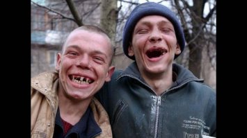 ... хочешь сделать из сына дебила - отключи его от интернета 
Зато он будет лазить в грязи а его сверстники будут его фотографировать и размещать в социальных сетях 
Вот парень наберет <span style='color:gray'>[мат]</span>....й статус