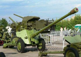 85-мм противотанковая пушка Д-48.
Имеет прицел для стрельбы по навесной траектории, т.е. как гаубица.
Вот как раз такие свидомые расконсервировали...