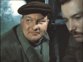 -Оружие к бою. Ваня, ты про заначку не забыл?
-Яку заначку?
-В общем так. Короче говоря, ещё раз узнаю, что ты от жены в ствол пистолета сторублёвку прячешь,- смотри у меня.
-Глеб Егорович! Так от неё хиба ж спрячешь? Ей бы с её нюхом только у нас работать! Я вот в прошлый раз в кобуру спрятал. Нашла! А пистолет всё-таки боится трогать.