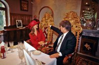 Эта сладкая парочка со своей любовью к позолоченной цыганщине очень напоминает Брынцалова со своей самкой.