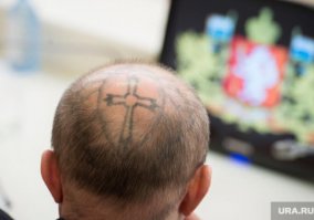 В городе Реж Свердловской области стал депутатом человек с огромной татуировкой паука на голове. Трижды судимый Евгений Сурнин отрицает криминальное значение своей татуировки и рассказывает, что связан с байкерской культурой.

На встрече новых депутатов города Реж с губернатором Свердловской области журналисты местного издания Ura.ru обратили внимание на татуировку паука с крестом на голове одного из новоизбранных политиков Евгения Сурнина.