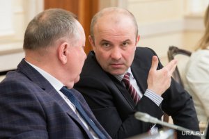 В городе Реж Свердловской области стал депутатом человек с огромной татуировкой паука на голове. Трижды судимый Евгений Сурнин отрицает криминальное значение своей татуировки и рассказывает, что связан с байкерской культурой.

На встрече новых депутатов города Реж с губернатором Свердловской области журналисты местного издания Ura.ru обратили внимание на татуировку паука с крестом на голове одного из новоизбранных политиков Евгения Сурнина.