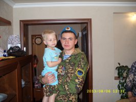 Господа эксперты! Все гораздо проще. Подходит призывной возраст - идешь в военкомат. Убедительно рассказываешь военкому о своем желании служить спецназе ГРУ. И если подходишь по здоровью - шагом марш служить срочную в вожделенном спецназе.
На фото мой сын с племянником:)