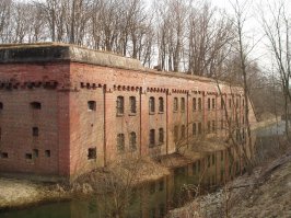 Был в Кениге, понравилось. Возили не помню на какой форт. Может кто по фоткам подскажет. В отхожем месте даже сохранился фаянс.