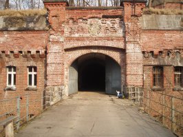 Был в Кениге, понравилось. Возили не помню на какой форт. Может кто по фоткам подскажет. В отхожем месте даже сохранился фаянс.