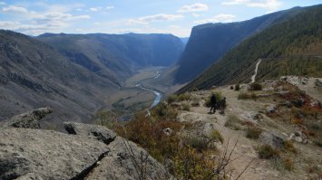 на перевале - вот такой "сувенир". кто-то не поленился привезти мешок цемента ))))
