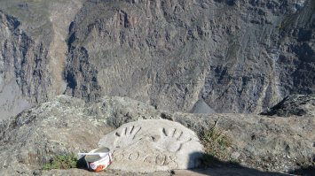 на перевале - вот такой "сувенир". кто-то не поленился привезти мешок цемента ))))