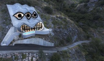 Больше злого инопланетянина из Футурамы напоминает...