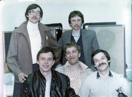 Если бы под этим фото было написано "Группа студентов-химиков под руоводством кандидата наук тов. Михельсона после успешного завершения эксперимента", то выглядело бы гармоничнее… 
Вообще конечно большое спасибо этой организации за то что они делали.