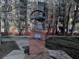 Москва, Измайловское шоссе. Дня 2-3 назад фоткал. Двор вполне симпатичный, лавочки-урны-дорожки..