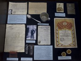 Был я в Московском музее ГУЛАГа, такая лабуда! Черпак, каким и сейчас солдаты пользуются, обрезанный валенок ОДИН! почему-то, два десятка фоток и разрозненные приказы об арестах и расстрелах, тоже десятка два. Плюс карта-схема с местами лагерей. Ну и мелочёвка типа ложки-кружки. Вот несколько фото.