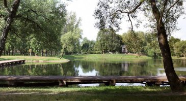 В Санкт-Петербурге такое место это Пискарёвское кладбище на котором захоронено около 600 000 человек. Территория там относительно небольшая, и всё это выглядит как дорожки и лужайки. А на самом деле там просто были рвы в которые сваливали трупы, и под этим аккуратными газонами люди лежат просто многими слоями, друг над другом.

А так-же это озёра в Парке Победы, где вода и дно почти полностью чёрного цвета. Потому что там рядом был кирпичный завод, и во время блокады там сжигали трупы умерших от голода Ленинградцев, а пепел сбрасывали прямо в эти небольшие пруды и озёра, прямо в этом парке.