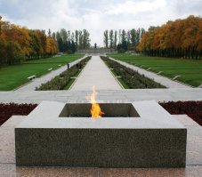 В Санкт-Петербурге такое место это Пискарёвское кладбище на котором захоронено около 600 000 человек. Территория там относительно небольшая, и всё это выглядит как дорожки и лужайки. А на самом деле там просто были рвы в которые сваливали трупы, и под этим аккуратными газонами люди лежат просто многими слоями, друг над другом.

А так-же это озёра в Парке Победы, где вода и дно почти полностью чёрного цвета. Потому что там рядом был кирпичный завод, и во время блокады там сжигали трупы умерших от голода Ленинградцев, а пепел сбрасывали прямо в эти небольшие пруды и озёра, прямо в этом парке.