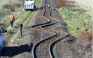 Очень даже может быть, вот в этих местах есть намеки на клонирование участков инструментом "штамп"