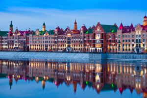 Статья сплошное передёргивание.
Начиная с отсутствия полезных ископаемых и полного разрушения городов.
"Территория, если сравнить с Германией, огромна" - это как раз минус, в Германии плотность населения гораздо выше, поэтому восстанавливать всё проще. Не рассказано о массовом завозе турков. Не рассказано о помощи США. Не рассказано о том, что из Западной Европы целенаправленно делали "витрину развитого капитализма" (проект кстати закрывают в-связи с дальнейшей ненужностью и убыточностью). Не рассказано об отличии в климате, о том, что красивые немецкие домики по большей части картон и палки, красиво отделанный снаружи.
Насчёт фоток тоже "не всё так однозначно". Фот фото России: