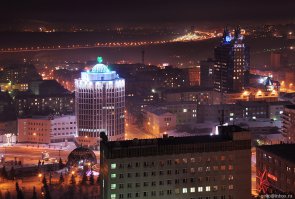 Статья сплошное передёргивание.
Начиная с отсутствия полезных ископаемых и полного разрушения городов.
"Территория, если сравнить с Германией, огромна" - это как раз минус, в Германии плотность населения гораздо выше, поэтому восстанавливать всё проще. Не рассказано о массовом завозе турков. Не рассказано о помощи США. Не рассказано о том, что из Западной Европы целенаправленно делали "витрину развитого капитализма" (проект кстати закрывают в-связи с дальнейшей ненужностью и убыточностью). Не рассказано об отличии в климате, о том, что красивые немецкие домики по большей части картон и палки, красиво отделанный снаружи.
Насчёт фоток тоже "не всё так однозначно". Фот фото России: