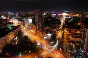 Статья сплошное передёргивание.
Начиная с отсутствия полезных ископаемых и полного разрушения городов.
"Территория, если сравнить с Германией, огромна" - это как раз минус, в Германии плотность населения гораздо выше, поэтому восстанавливать всё проще. Не рассказано о массовом завозе турков. Не рассказано о помощи США. Не рассказано о том, что из Западной Европы целенаправленно делали "витрину развитого капитализма" (проект кстати закрывают в-связи с дальнейшей ненужностью и убыточностью). Не рассказано об отличии в климате, о том, что красивые немецкие домики по большей части картон и палки, красиво отделанный снаружи.
Насчёт фоток тоже "не всё так однозначно". Фот фото России: