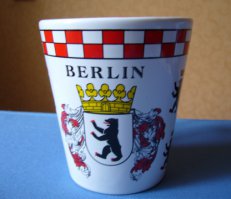 Интересно, а ведь слово "медведь", хотя и стало официальным названием животного в русском языке, на самом деле вторично и идёт от прозвища зверя, типа "топтыгин". Первоначально в древнем языке он назывался "берл", и в память об этом в русском языке сохранилось слово "берлога". А в немецком - Берлин! И символ города - медведь! Видимо, медвежий был угол в стародавние времена.