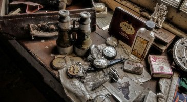 Очень странное соседство предметов, это больше похоже на скриншот игрушки в которой надо найти определенные предметы, а не на чей-то стол. 
И на кой черт ему понадобилась опасная бритва, если есть станок?