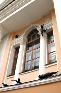 В  Н.Новгороде тоже водятся памятники кошкам  - на Большой Покровской гоняются за голубями. 
Да и там же не хуже псевдо-турецких разноглазые снежки водятся.