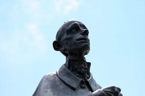 Памятник Суворову в Швейцарии: благодаря тому,что Суворов сидит на лошади, ведомой местным жителем, был обойдён запрет на установку памятников иностранным воинам в этой стране.