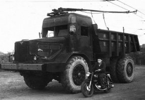 Это Т-72, вес 39 тонн. Траки стальные.
Здесь говорят про одну машину, а показывают другую.
Вес аэродромной вундервафли 28 тонн, высота 3 метра, и длина 8.
В общем - расходимся, нас ....