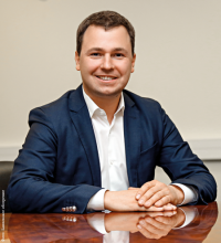 "Глава направления цифрового бизнеса Бинбанка Дмитрий Каштанов считает, что новый способ использования ЭЦП существенно расширит функции мобильных телефонов в сфере мобильного банкинга: "Речь идёт о полноценной работе через мобильное устройство по всему спектру банковских сервисов, предоставляемых в дистанционной форме (вклады, кредиты, платежи)." Также он отмечает, что нововведение повысит безопасность транзакций по "пластику". "

лично я вот этому гуйпленистому главному счетоводу ни на грош не верю.