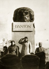 Монумент "Голова Дантона" установлен в Москве на площади Революции у стены Китай-города в 1919 г. Памятник вызвал критику как «антихудожественное явление» и по постановлению Моссовета вскоре был снят.