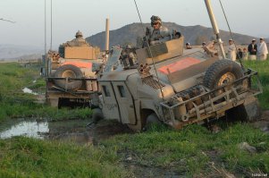 "В начале 1990-х в нашей армии остро встал вопрос о легких полноприводных автомобилях нового поколения. "

Кто назовет хаммер (HMMWV) - "легким автомобилем" - пусть первым бросит в меня камень. (Кстати это многотонное merde, опровергая поговорку, тонет на любой мокрой почве.)

А "скорпион" - это скорее багги, а не полноценный БРОНЕавтомобиль.