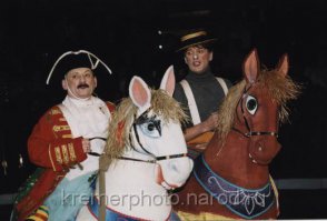 Они её и в Утренней почте исполняли. Вот это был ХИТ! И ещё нашёл фото из какой-то клоунады, кто знает, откуда третья фотка?