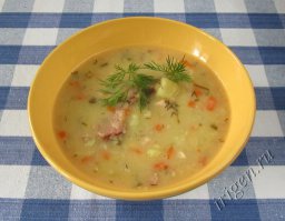 С утра замачиваю стакан гороха.
Вечером кипятком из чайника заливаю ушки,
доложу до кипения,параллельно чищу и режу картошку.
Чищу луковицу и морковку,все мелко режу и на трех 
ложках масла делаю зажарку.
В закипевшие ухи добавляю горох,через 15 мин картошку.
Верю 12-15 мин и добавляю зажарку.
Весь суп 25-35 мин.максимум.
Молотый перец,если есть укроп или любая приправа
из пакетика.Кусочек соленого сала,черный бородинский
и сто холодной водочки!