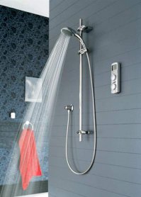 Бывает холодный ,бывает горячий
Бывает стоячий ,бывает висячий
Три буквы, посредине У...