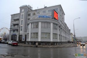 Здание Главпочтамта похоже типовой проект для СССР. Вот например вариация проекта в Архангельске.