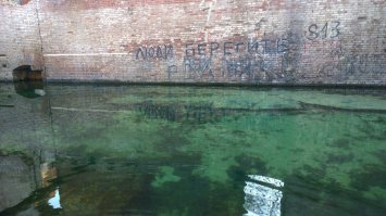 Глупости пост. Причем тут Ростов вообще? Такой пое/ени везде хватает.
А так
Шикарный город. Люблю его. Люблю бывать там. Самым любимым местом были Парамоновские склады. Залазишь на самый верх, садишься и наблюдаешь, как люди внизу купаются - развлекаются... Очень жаль, что решились демонтировать