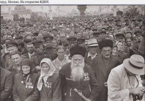 Особенно тут приятно. Все так радуются открытию ВДНХ.