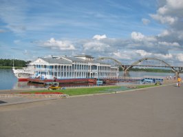 Красиво!.... Было. Может и сейчас что-то осталось или появилось - увы. не бывал!!
А вокзал речной у нас в Рыбинске тоже классный был - два раза жгли, пока не сгорел окончательно. Видимо кому-то мешал....