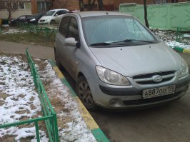 сзади пешеходная дорожка, машина вплотную к оградке сзади, справа (по фото) парковочное место! объясните КАК? И ПОЧЕМУ?!