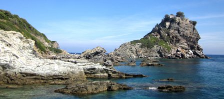 остров Скопелос, здесь снимали мюзикл "Мамма мия" по мотивам песенок AbbA