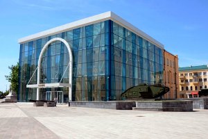 Первый танк по которому во младенчестве довелось вдоволь налазится. У нас в Харькове их 2 стояло (писали уже ниже). Сейчас один остался. Другой еще в 1941 году, когда немцы первый раз входили в Харьков с перепугу расстреляли. А так когда то был ударной силой - цитата:
- Первая танковая часть на территории РСФСР — броневой дивизион при Совнаркоме Советской Украины — была создана в Харькове краскомом Селявкиным в 1919 году из трофейных французских танков FT-17, захваченных у союзных экспедиционных сил на Юге России под Одессой. Впоследствии эта первая в СССР танковая часть была преобразована в Танковую эскадру РККА (т. н. «лефортовскую») (1922), основной ударной силой которой были трофейные британские танки Mark V.