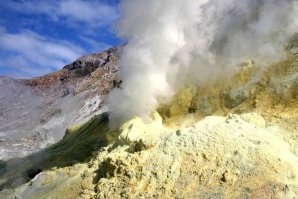 а мне не всегда нравится, когда снимок слишком фантастически--нереалистический.
Я обычно слегка добавляю контраста и регулирую яркость/полутона/тени, чтобы фото слегка улучшить. Вот как этот действующий вулкан, например.