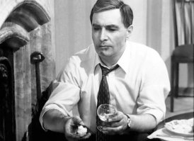 Мне очень нравится сцена, где Исаев 23 февраля отмечает...Если-бы приехал к нему в гости Мюллер, Штирлиц-бы точно спалился с печёной картошкой в камине ;)