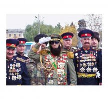 Да прекрати, сейчас таких орденов и медалек рубль ведро     
Шел казак куда-то вдаль.

На груди была медаль:

«За отвагу», «За победу»,

«За приятную беседу»,

«За научные труды»,

«За охрану всей среды»,

две медали космонавта,

орден игрока Варкрафта,

символ сдачи ГТО,

«Прохождение ТО»,

Клуб беременных «Журавлик»,

Гардероб ДК «Гидравлик»,

«Альтависта точка ком»,

«Общество больных грибком»,

Капитан игры «Зарница»,

«Гомельская психбольница»,

табакерка, и огниво,

восемь крышечек от пива,

«Фестиваль цыганской пляски»

«Крановщик, работай в каске!»

«Берегись велосипеда»,

«Тридцать восемь лет Победы»

Орден РСФСР,

тайный орден «Тамплиер»,

вкладыш жвачки «Лёлик-Болик»,

«Анонимный алкоголик»,

«Клуб ценителей вина»,

Символ панков из говна,

«SUSE-Linux», «Бизнес-тим»,

«Тында — город-побратим»

«Самый опытный водитель»

«Лучший хряк-производитель»,

знак «Почетный водолаз»,

стикер «Путин-радарас»,

Октябрятская звезда,

«Героиня мать труда»,

группа крови, и Ай-Пи,

и пацифик на цепи.

Поскользнулся вдруг казак...

И медальками — херак!

И теперь медальки все

раскатились по шоссе.

Ребятишки! Дяди, тёти!

Если где-нибудь найдете:

Орден Славы, Орден Мира,

пуговку с гербом Алжира,

фенечку, консервный нож,

малахитовую брошь,

Красный крест, Петровский крест

«Город Прага», «Город Брест»,

«Полковая медсестра»,

«Детство — чудная пора»,

«Эсперанто», «ЦСКА»,

личный номер лесника,

запонки к военной форме,

«Лучший токарь», «Выхлоп в норме»,

«Похудей за пять минут»,

Молодежный клуб «Сохнуд»,

«КГБ», «Почетный донор»,

«Частный фонд Елены Боннер»,

«Фестиваль чеченской моды»,

номерок фидошной ноды —

хоть медалькой, хоть значком

поделитесь с казачком!