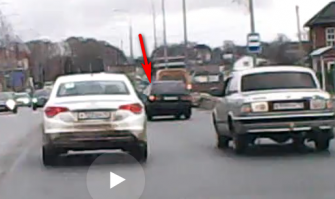 эта дура толкнула или только напугала?