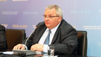 У нас сейчас министр вроде нормальный чел. Ревазов. Он замминистра был при Мамсурове и постоянно срался с ним и тогдашним министром Селивановым из за того что правительство <span style='color:gray'>[мат]</span> забило на минздрав. Когда я уже не работал, на должность главы республики был назначен Агузаров. Это был наверное самый нормальный глава республики. Он замутил инспекцию в ходе которой тогдашнего министра Владимира Селиванова, который был при мне, сняли. Хоть в итоге он ушел "по собственному желанию", на самом деле все кто имеет отношение к здравоохранению знали почему его "ушли". Вы не представляете что это за жирная скотина. У нас как и везде есть система обязательного мед. страхования. Есть страховая компания, которая оплачивает мед. учреждениям затраты, связанные со страховками. ДЛя тебя, меня и других у кого есть обязательная страховка какие то услуги больничка предоставляет бесплатно. Лекарства, стационар, лечение, обследование и так далее. Это все оплачивает например больнице страховая компания, но оплачивает пост фактум по счетам, которые предоставляет больница. Это жирный <span style='color:gray'>[мат]</span> был председателям комиссии по согласованию тарифов на мед. услуги. Самолично созвал совещание, на котором вместо 20 членов комиссии было только шесть человек из его кормушки. Они вынесли и согласовали решение, при котором страховая компания должна заплатить на 15 лямов меньше той суммы, которую она должна заплатить по счетам. Вот представь. Ты главврач крупнейшей в республике больницы. Ты предоставил услуги здравоохранения жителям республики по полисам обязательного страхования на сумму например в 200 лямов. Для жителей республики это бесплатно, а для больницы это расходы, которые должна восполнить страховая компания. И тут х.уяк - и тебе выплатили на 15 лямов меньше чем надо, но это все было легально и с решения комиссии, которую возглавлял этот х.уй Селиванов. Для страховой компании все з.аебись. Они заплатили на 15 лямов меньше. А Селиванов и его кормушка видимо них.уево наварились на этом. Пострадала больница, то есть в итоге пострадали люди, которым не смогли вовремя выплатить зарплату. Потом конечно уголовное дело возбудили, даже на первом канале показывали но чем кончилось неизвестно. Вот такая беда. А про остальное даже говорить нечего,особенно про людей страдающих варикозом и слоновостью. Вот такие дела. ВОт кстати фотка Селиванова посмотрите что это за жирный ублюдок: