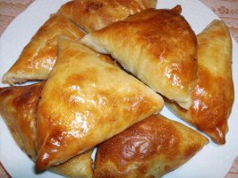 Сомневаюсь , что пирожки пропекутся. Если грудку пропустить через мясорубку, поперчить, посолить, добавить мелко  нарубленный лук, то можно приготовить слоеную самсу. Это такая вкуснятина !  Для начинки используют разные сорта мяса, но в данном случае у автора только грудка, она тоже сойдет.